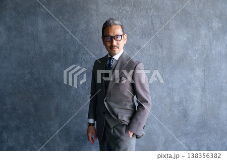 グレー背景でクールな日本人男性 グレー背景でクールな日本人男性 138356382