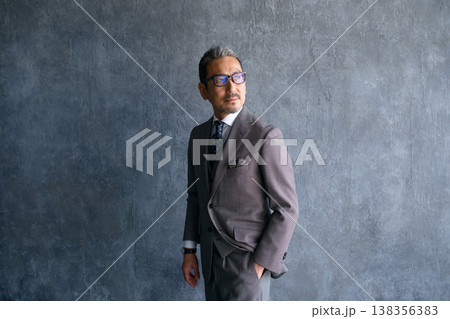 グレー背景でクールな日本人男性 138356383