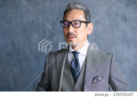 グレー背景でクールな日本人男性 138356387