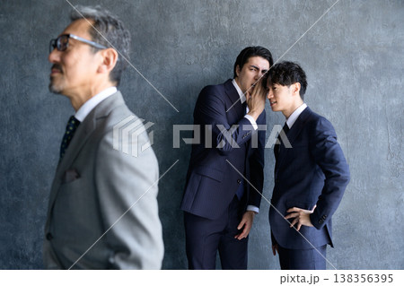 上司の噂話をする日本人男性 上司の噂話をする日本人男性 138356395