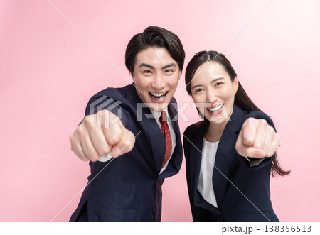 元気でやる気のあるビジネスマン男女 元気でやる気のあるビジネスマン男女 138356513