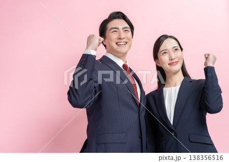 ガッツポーズで応援するビジネスマン男女 138356516