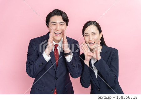 呼びかけるビジネスマン男女 呼びかけるビジネスマン男女 138356518