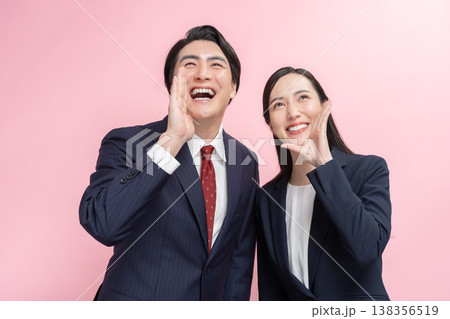 呼びかけるビジネスマン男女 138356519