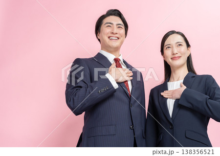 サポートするビジネスマン男女 138356521
