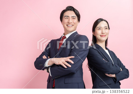 腕組みするビジネスマン男女 腕組みするビジネスマン男女 138356522