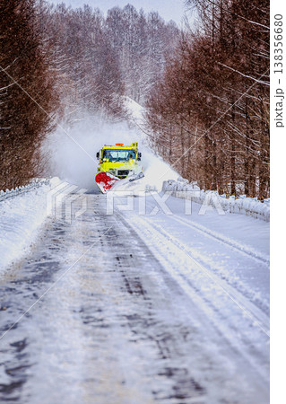 冬の林道で活躍する除雪車、白銀の世界とダイナミックな動き 138356680