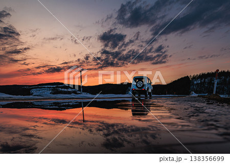 冬の夕景と水鏡に映る四駆車、幻想的なリフレクション風景 138356699