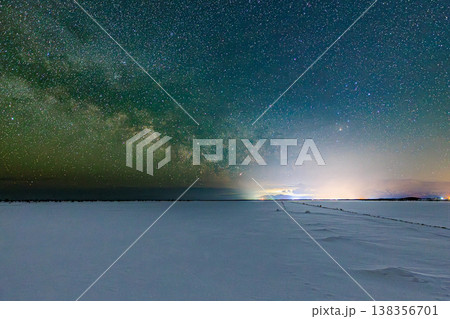 雪原に広がる天の川と満天の星空、静寂の冬景色 雪原に広がる天の川と満天の星空、静寂の冬景色 138356701