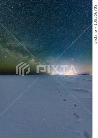 冬の大地と星降る夜、雪原にかかる天の川の絶景 138356705