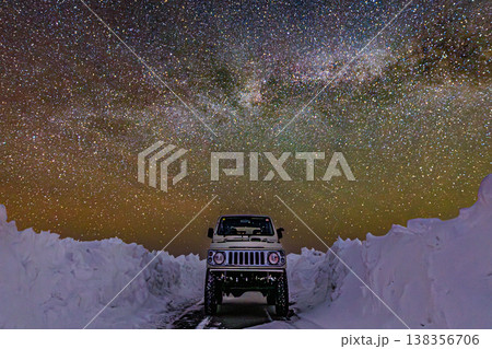 天の川が輝く雪の回廊と四駆車、冬のナイトドライブ 138356706