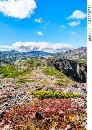 大雪山国立公園・黒岳山頂から望む雄大な山岳風景と青空 138356714