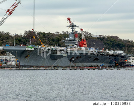 横須賀基地に停泊する米海軍の巨大な原子力空母 2026.3.17 横須賀市, 日本 138356988