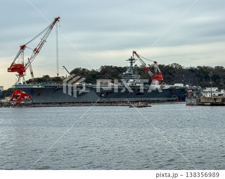 横須賀基地に停泊する圧倒的な存在感の米海軍原子力空母 2026.3.17 横須賀市, 日本 横須賀基地に停泊する圧倒的な存在感の米海軍原子力空母 2026.3.17 横須賀市, 日本 138356989