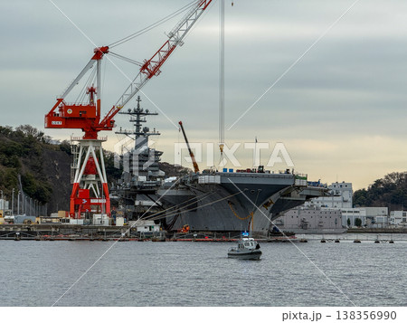 横須賀基地に停泊する米海軍の巨大な原子力空母 2026.3.17 横須賀市, 日本 138356990