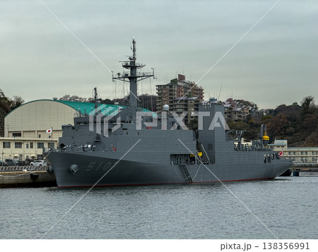 横須賀港に停泊する海上自衛隊の試験艦あすか 2026.3.17 横須賀市, 日本 138356991