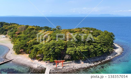 【パワースポット】駿河湾の青い海と豊かな鎮守の森に佇む諸口神社の赤鳥居の空撮 【パワースポット】駿河湾の青い海と豊かな鎮守の森に佇む諸口神社の赤鳥居の空撮 138357054