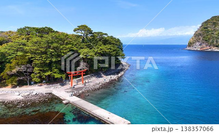 【絶景名所】伊豆の大自然と深い海を望む、戸田港入り口の諸口神社と鳥居 138357066