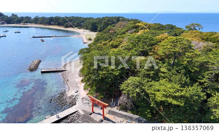 【観光PR】波穏やかな戸田港の入り江と諸口神社、係留される船の空撮パノラマ 【観光PR】波穏やかな戸田港の入り江と諸口神社、係留される船の空撮パノラマ 138357069