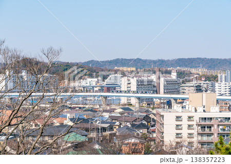 【神奈川県】晴天の住宅街を走るシーサイドライン(令和8年3月) 【神奈川県】晴天の住宅街を走るシーサイドライン(令和8年3月) 138357223