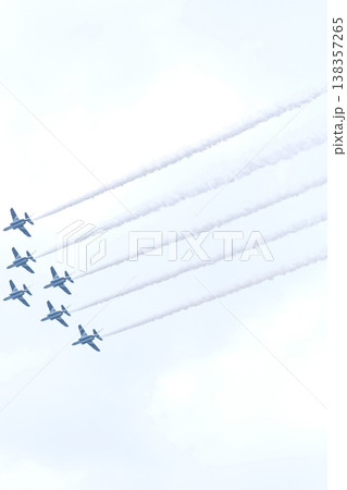 編隊飛行する戦闘機 編隊飛行する戦闘機 138357265