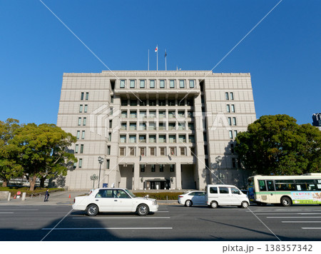 大阪 御堂筋を走る車と大阪市役所 大阪 御堂筋を走る車と大阪市役所 138357342
