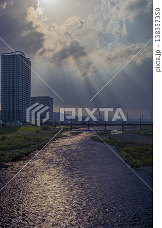 聖蹟桜ヶ丘のマンションと多摩川と薄明光線の写真 138357350