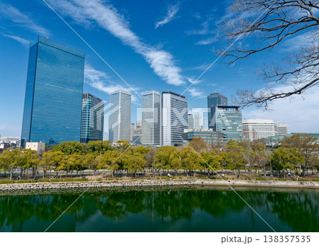 大阪城公園から見るOBPの高層ビル群 138357535