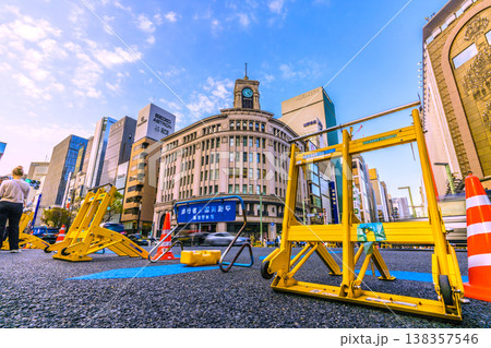 日本の東京都市景観3月28日。外国人観光客らで賑わう銀座のホコ天に車両強制停止装置 日本の東京都市景観3月28日。外国人観光客らで賑わう銀座のホコ天に車両強制停止装置 138357546