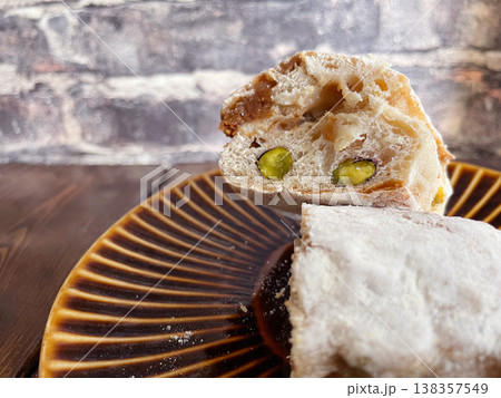 いちじくとピスタチオを練り込んだ高級食パン いちじくとピスタチオを練り込んだ高級食パン 138357549