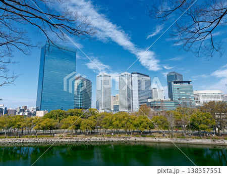 大阪城公園から見るOBPの高層ビル群 138357551
