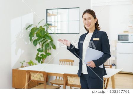 住宅展示場を案内するミドルエイジの日本人女性 住宅展示場を案内するミドルエイジの日本人女性 138357761