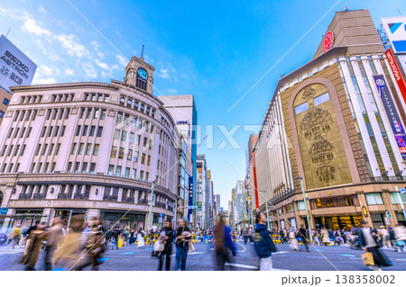 日本の東京都市景観3月28日。インバウンド続く…外国人観光客らで賑わう銀座。青信号＝ホコ天実施日 138358002
