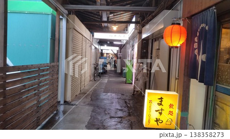 横浜橋通商店街の路地にある横浜橋市場 横浜橋通商店街の路地にある横浜橋市場 138358273
