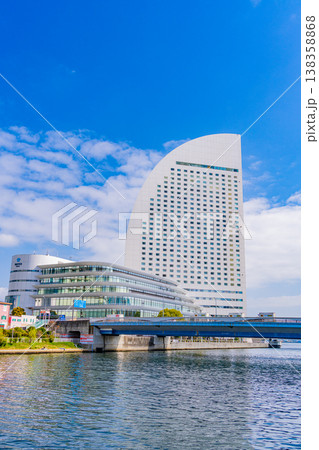 （神奈川県）横浜みなとみらい　国際橋とインターコンチネンタルホテル 138358868
