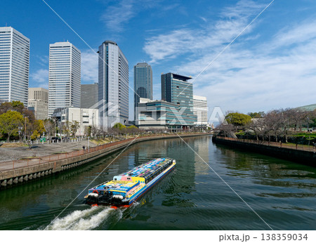 大阪ビジネスパーク 新鴫野橋から見る高層ビル群と水上バス 138359034