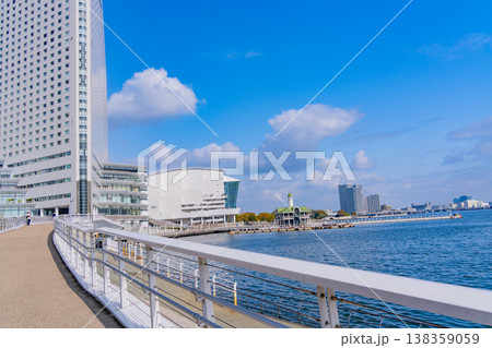 （神奈川県）横浜みなとみらい　女神橋とインターコンチネンタルホテル、 138359059