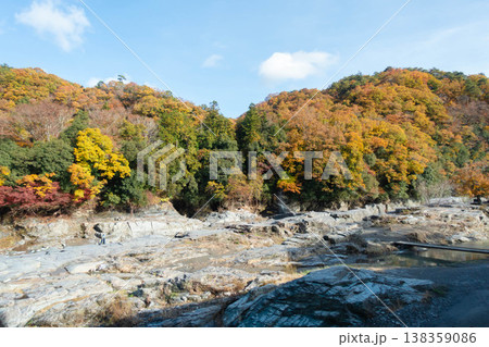 長瀞の岩畳と紅葉が彩る秋の渓谷風景 長瀞の岩畳と紅葉が彩る秋の渓谷風景 138359086