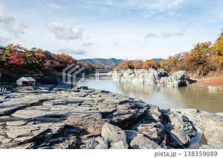 長瀞の岩畳と紅葉が彩る秋の渓谷風景 長瀞の岩畳と紅葉が彩る秋の渓谷風景 138359089