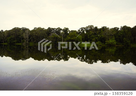 世界遺産アンコールワット外周の水辺風景 138359120