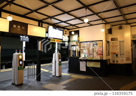 夜の御花畑駅の改札口(埼玉県秩父市東町) 夜の御花畑駅の改札口(埼玉県秩父市東町) 138359175