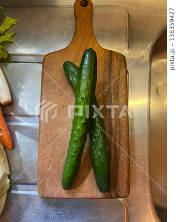 まな板の上の新鮮なきゅうり2本 138359427