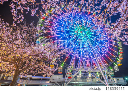 桜と観覧車のカラフルなイルミネーション 138359435
