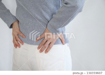 腰痛で腰を押さえる女性 腰痛で腰を押さえる女性 138359607