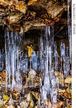 百畳敷洞窟に林立する氷筍「にょろにょろ」と探検者の風景 百畳敷洞窟に林立する氷筍「にょろにょろ」と探検者の風景 138359676
