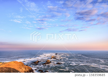 襟裳岬の夕景、静けさと力強さが共存する海の風景 138359685