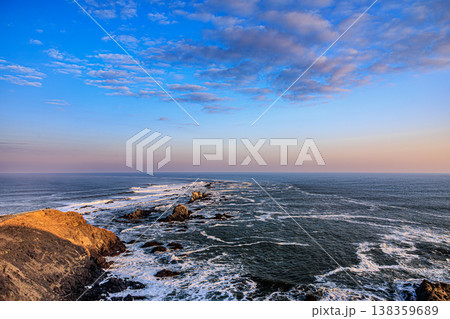 夕焼けに染まる襟裳岬と荒々しい太平洋の風景 138359689