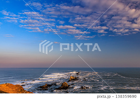北海道・襟裳岬の夕景、広がる水平線とドラマチックな空 138359690