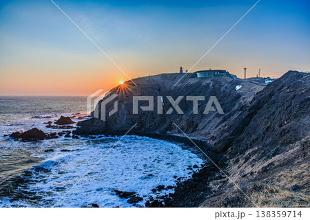 襟裳岬の夕日と灯台、断崖に差し込む光芒の絶景 138359714