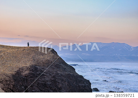 夕暮れの襟裳岬、断崖と波打つ海を望む静かな風景 夕暮れの襟裳岬、断崖と波打つ海を望む静かな風景 138359721
